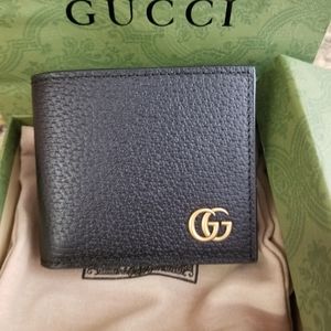 Men's Gucci Bi-fold Black Wallet.